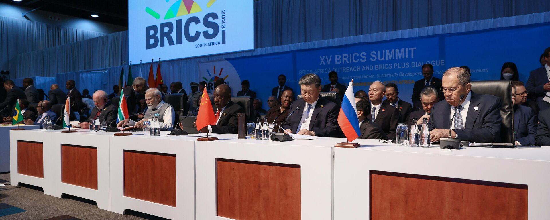 Nesta foto divulgada pelo Ministério das Relações Exteriores da Rússia, os participantes participam de uma reunião durante a 15ª Cúpula do BRICS no Centro de Convenções Sandton, em Joanesburgo, África do Sul - Sputnik Brasil, 1920, 30.08.2023