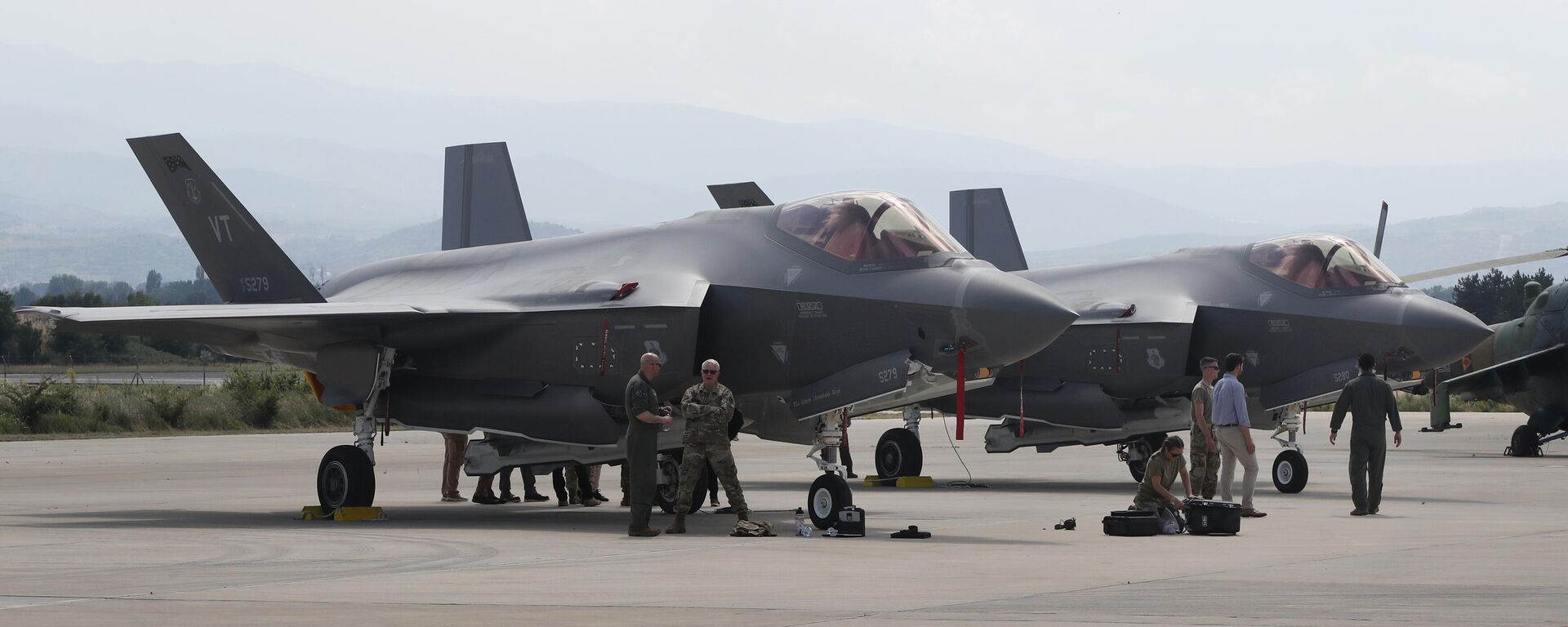 Militares americanos perto de caças F-35 na base aérea de Skopje, Macedônia - Sputnik Brasil, 1920, 23.04.2025