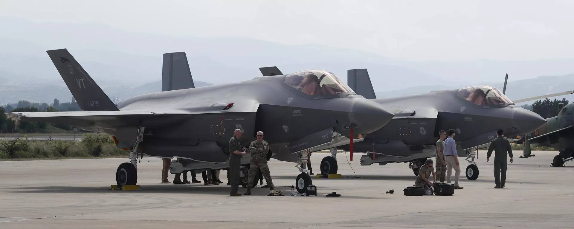Militares americanos perto de caças F-35 na base aérea de Skopje, Macedônia Militares americanos perto de caças F-35 na base aérea de Skopje, Macedônia - Sputnik Brasil, 1920, 22.10.2024
