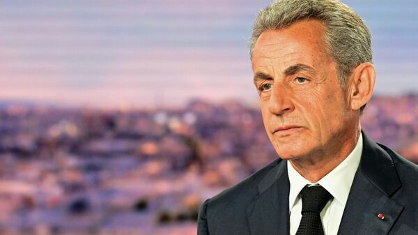 O ex-presidente francês Nicolas Sarkozy observa antes de uma entrevista no noticiário noturno do canal de TV francês TF1, nos estúdios da TF1 em Boulogne-Billancourt, nos arredores de Paris, em 23 de agosto de 2023 - Sputnik Brasil