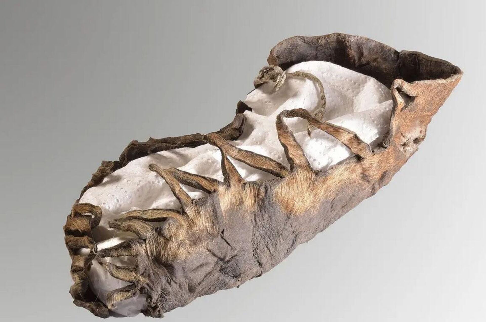 As investigações da mina de Georgenberg em Dürrnberg, perto de Salzburgo, levaram à descoberta de um sapato infantil de 2.000 anos bem conservado - Sputnik Brasil, 1920, 03.09.2023