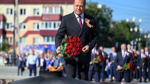 Dmitry Medvedev, vice-presidente do Conselho de Segurança da Rússia, participa das celebrações que marcam o Dia da Vitória Sobre o Japão Militarista e o Fim da Segunda Guerra Mundial no complexo memorial da Praça da Glória em Yuzhno-Sakhalinsk, região de Sakhalin, Rússia, 3 de setembro de 2023 - Sputnik Brasil