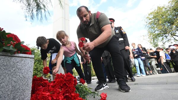 Participantes de ação de comemoração no memorial às vítimas do terrorismo, durante Dia da Solidariedade na Luta contra o Terrorismo, em memória da morte em setembro de 2004 de 334 pessoas na Escola Nº1 de Beslan, na Rua Dubrovka, em Moscou, Rússia, 3 de setembro de 2023 - Sputnik Brasil