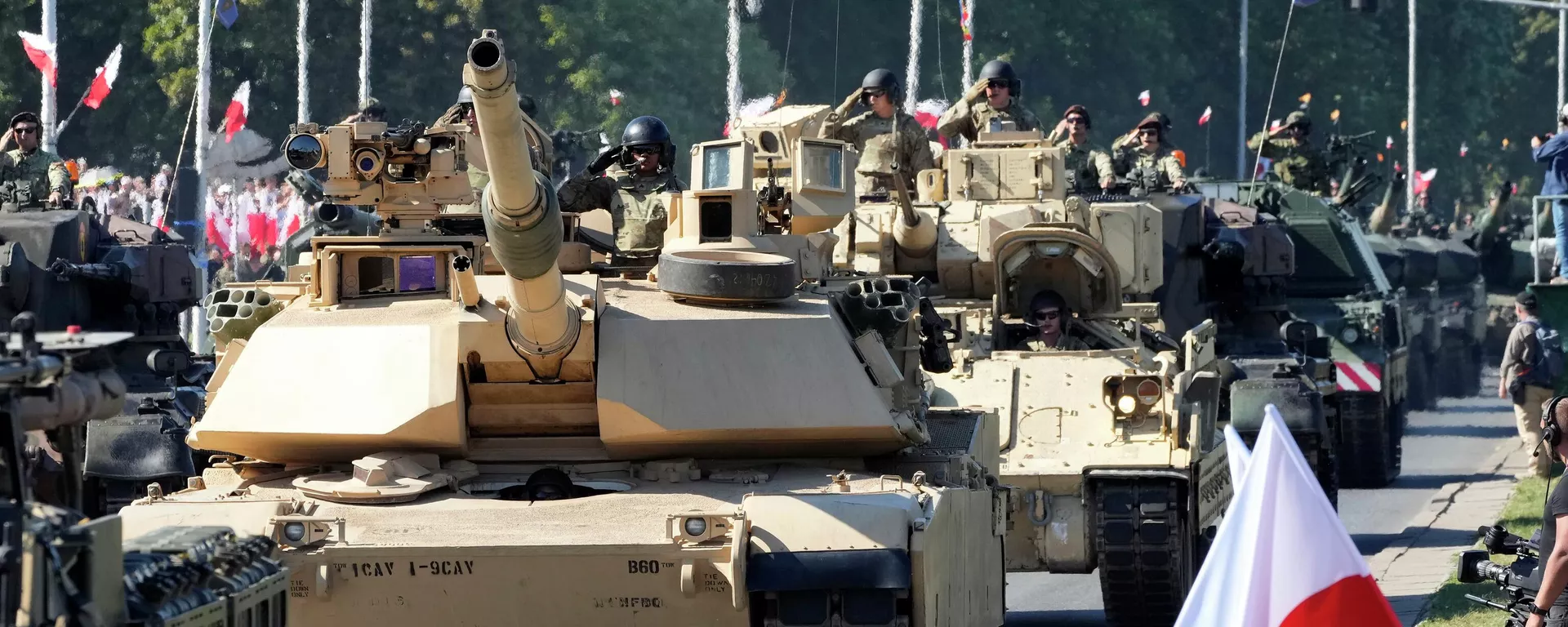 Tanques Abrams fabricados nos EUA e comprados pela Polônia participam de um enorme desfile militar para celebrar o Dia do Exército da Polônia em Varsóvia, em 15 de agosto de 2023 - Sputnik Brasil, 1920, 08.07.2024