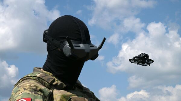 Soldado russo opera drone - Sputnik Brasil
