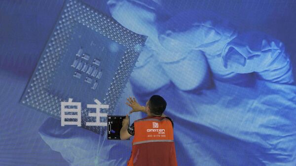 Um trabalhador verifica o painel de exibição que mostra um chip de computador e as palavras chinesas para Independência no estande da fabricante chinesa de supercomputadores Sugon durante a Conferência Mundial de IA em Xangai, 5 de julho de 2023 - Sputnik Brasil