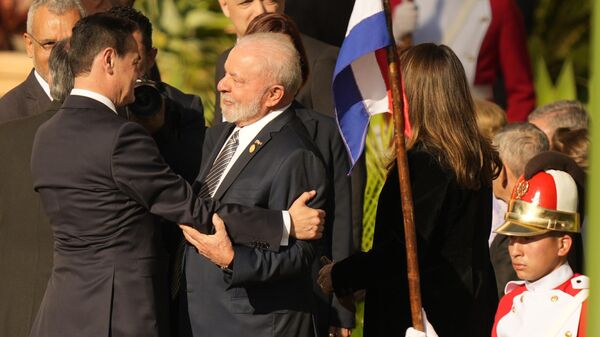 Novo ministro das Relações Exteriores do Paraguai, Rubén Ramírez (à esquerda), recebe o presidente do Brasil, Luiz Inácio Lula da Silva, na posse de Santiago Peña, novo presidente do país vizinho. Assunção, 15 de agosto de 2023 - Sputnik Brasil