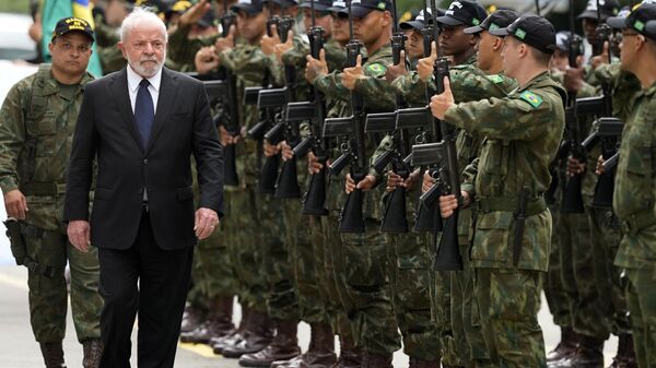 O presidente do Brasil, Luiz Inácio Lula da Silva, passa por uma guarda de honra ao chegar ao Comando da Marinha do Brasil, em Brasília, Brasil, 15 de março de 2023 - Sputnik Brasil