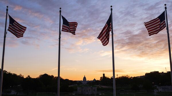 Bandeiras dos EUA no monumento ao primeiro presidente dos EUA, George Washington, em Washington - Sputnik Brasil