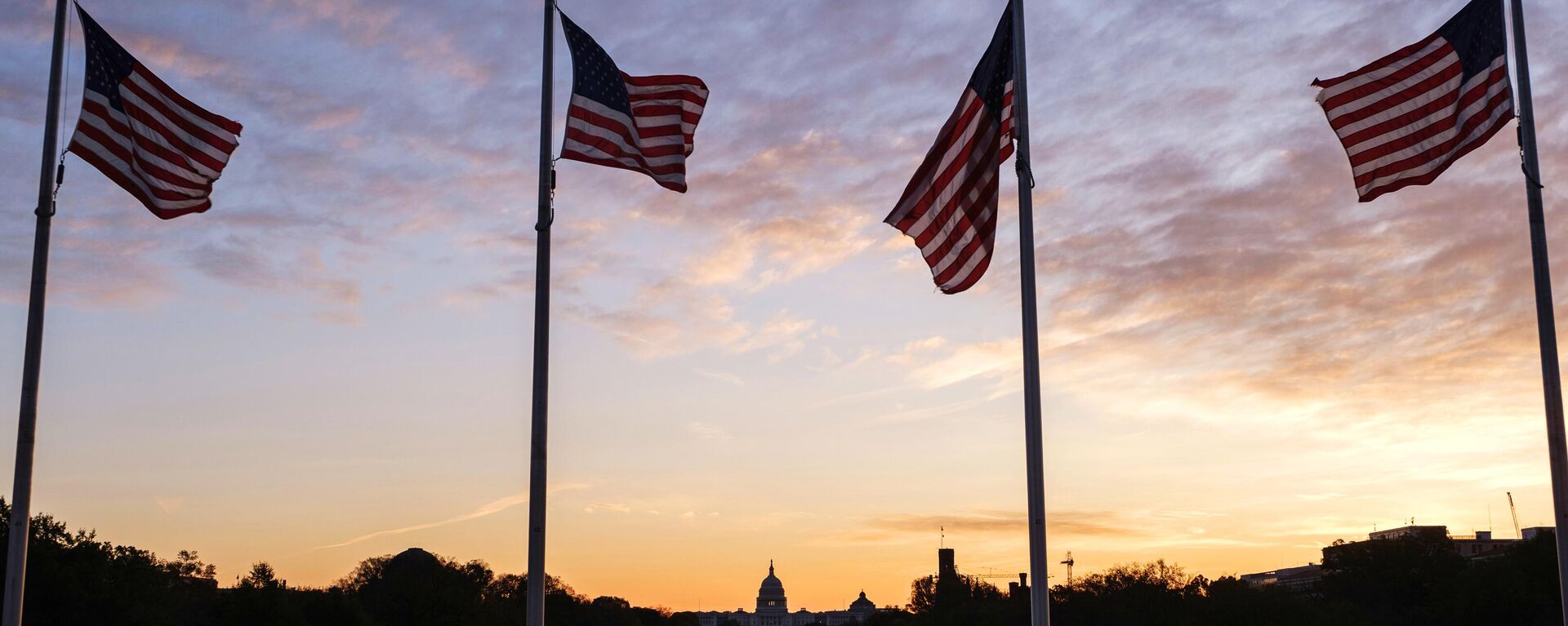 Bandeiras dos EUA no monumento ao primeiro presidente dos EUA, George Washington, em Washington - Sputnik Brasil, 1920, 14.09.2023