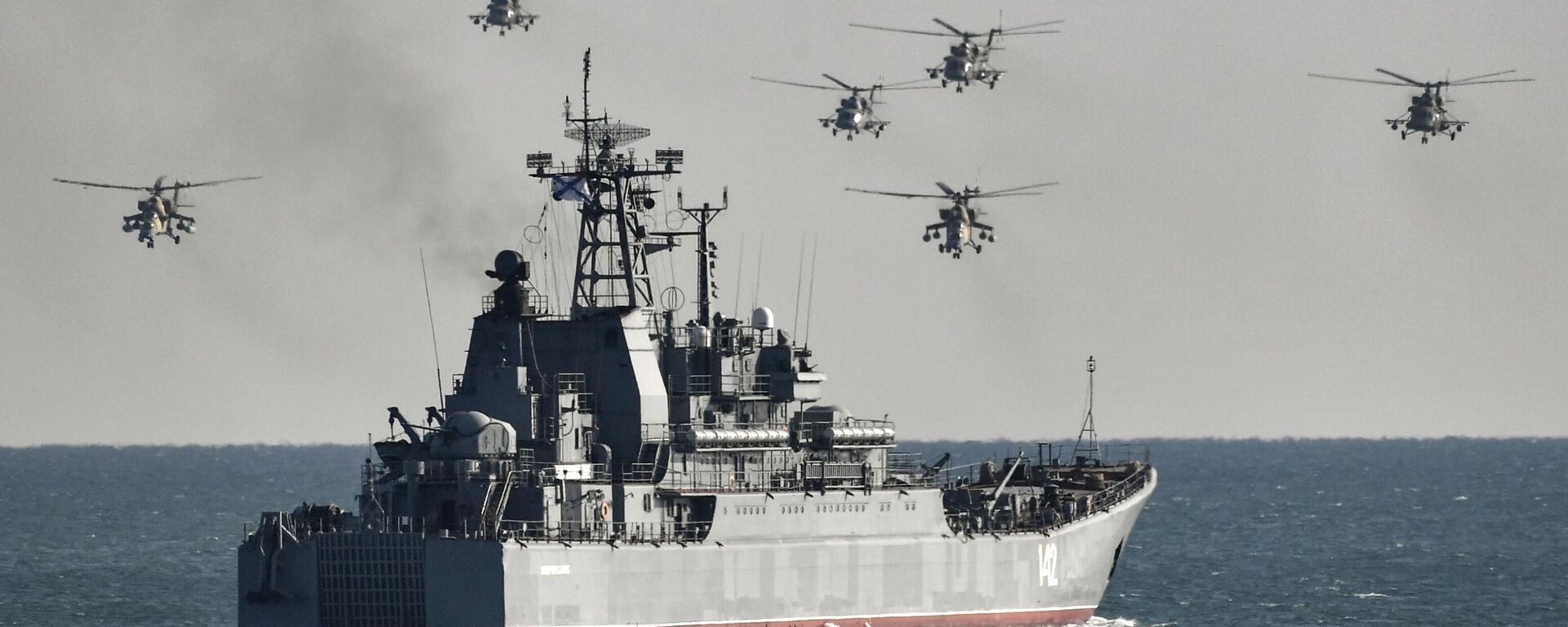 Grande navio de desembarque Novocherkassk e helicópteros Mi-8 durante exercícios bilaterais da Frota do Mar Negro russa no polígono de Opuk, na Crimeia, Rússia, foto publicada em 18 de outubro de 2021 - Sputnik Brasil, 1920, 07.09.2023