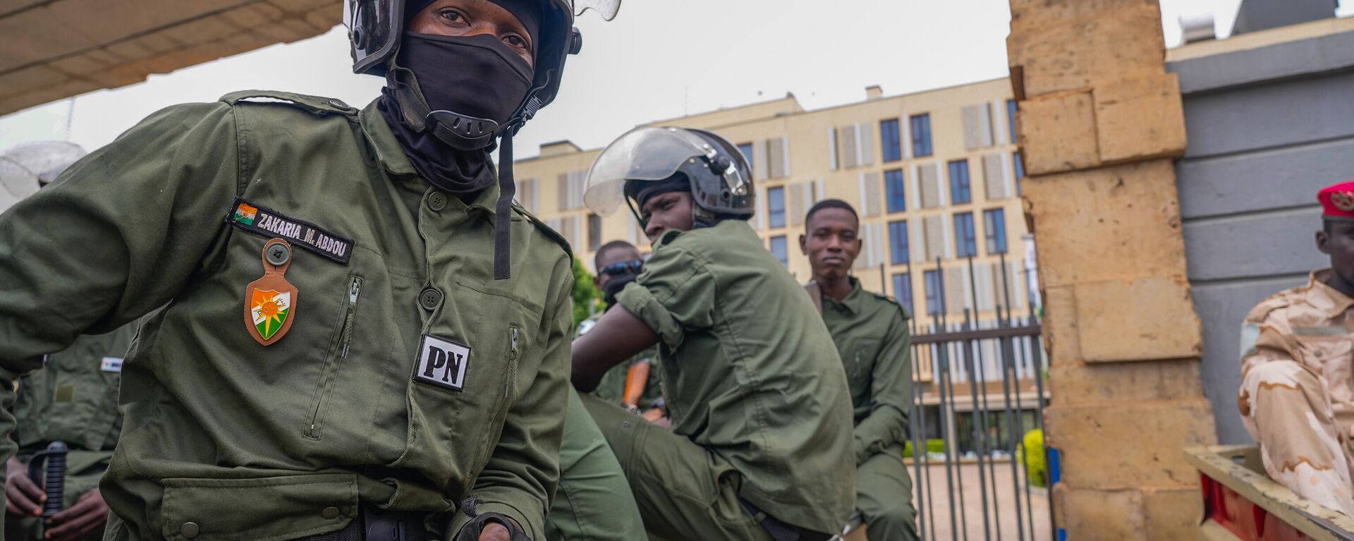Policiais nigerinos sentam-se do lado de fora da alfândega em Niamey, capital do Níger, em 21 de agosto de 2023 - Sputnik Brasil, 1920, 30.04.2024