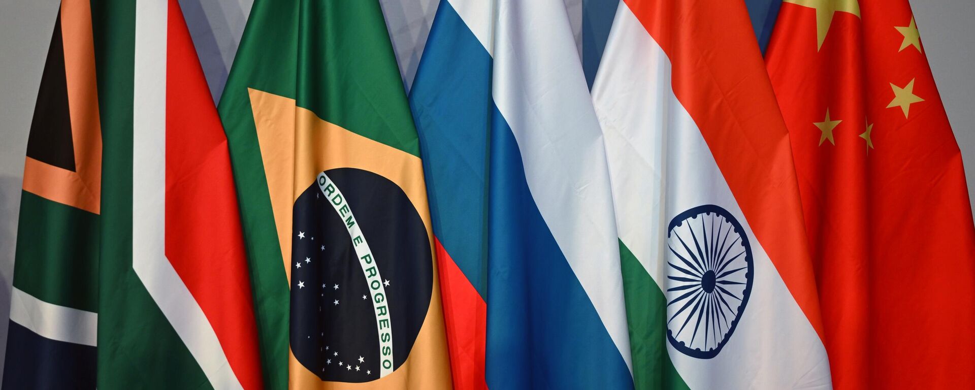 Bandeiras dos países-membros do BRICS durante a 15ª cúpula do BRICS, em Joanesburgo, na África do Sul - Sputnik Brasil, 1920, 14.06.2024