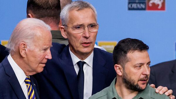 Da esquerda para a direita, Joe Biden, presidente dos EUA; Jens Stoltenberg, secretário-geral da OTAN; e Vladimir Zelensky, presidente da Ucrânia, conversam antes de sessão de trabalho sobre a Ucrânia durante a cúpula da OTAN, em Vilnius, Lituânia, 12 de julho de 2023 - Sputnik Brasil