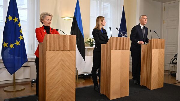 A Presidente da Comissão Europeia, Ursula von der Leyen, a Primeira-Ministra da Estónia, Kaja Kallas, e o Secretário-Geral da OTAN, Jens Stoltenberg, dão uma conferência de imprensa por ocasião do Dia da Independência da Estónia, em 24 de fevereiro de 2023 - Sputnik Brasil