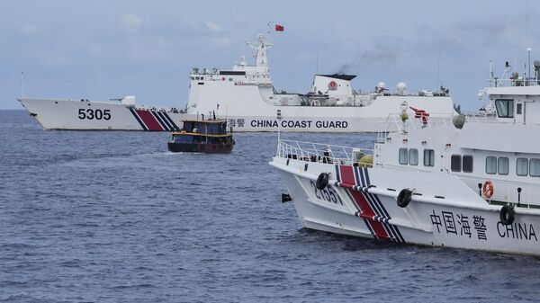 Barco de suprimentos filipino (no centro) manobra em torno de navios da Guarda Costeira chinesa, que tentaram bloquear seu caminho perto do Second Thomas Shoal, durante disputa no mar do Sul da China, em 22 de agosto de 2023 - Sputnik Brasil