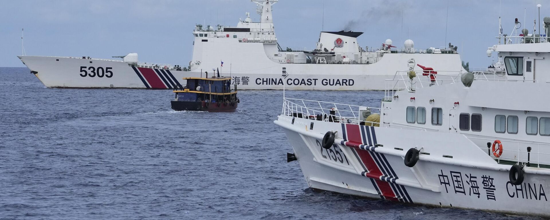 Barco de suprimentos filipino (no centro) manobra em torno de navios da Guarda Costeira chinesa, que tentaram bloquear seu caminho perto do Second Thomas Shoal, durante disputa no mar do Sul da China, em 22 de agosto de 2023 - Sputnik Brasil, 1920, 30.04.2024