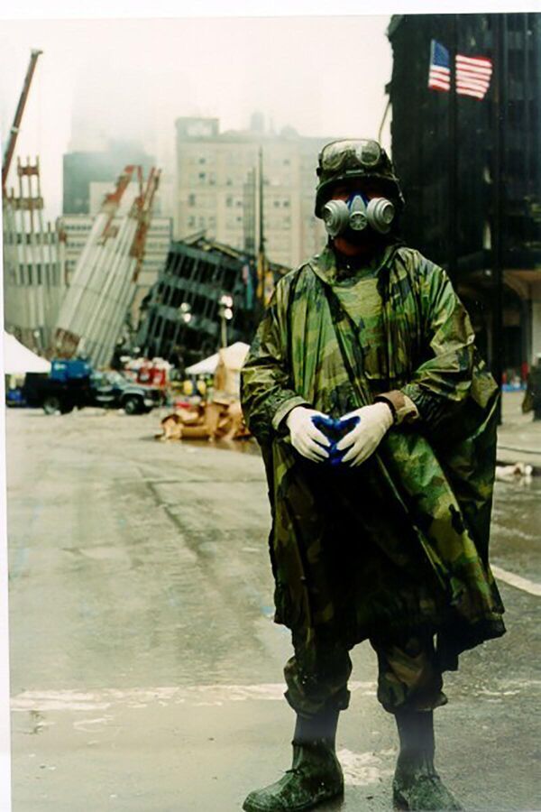 Soldado da Guarda Nacional do Exército de Nova York passa por um posto de controle no World Trade Center em Nova York em 14 de setembro de 2001. Nos meses após os ataques terroristas, mais de 14 mil membros do Exército de Nova York, da Guarda Nacional Aérea e outro pessoal estiveram de plantão nos locais atingidos pelos aviões sequestrados. - Sputnik Brasil