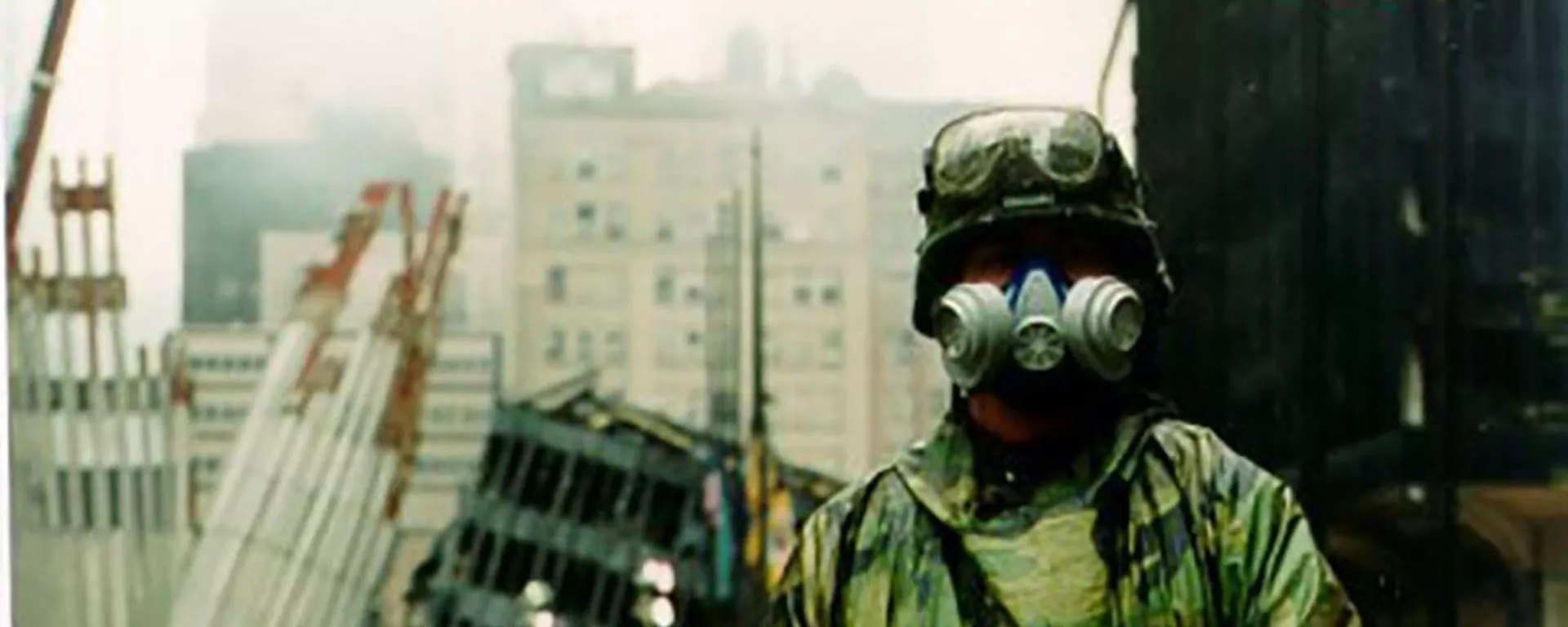 Soldado da Guarda Nacional do Exército de Nova York passa por um posto de controle no World Trade Center em Nova York em 14 de setembro de 2001. Nos meses após os ataques terroristas, mais de 14 mil membros do Exército de Nova York, da Guarda Nacional Aérea e outro pessoal estiveram de plantão nos locais atingidos pelos aviões sequestrados - Sputnik Brasil, 1920, 11.09.2023