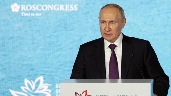 Presidente russo, Vladimir Putin, faz discurso na sessão plenária do Fórum Econômico do Oriente em Vladivostok, 12 de setembro de 2023 - Sputnik Brasil