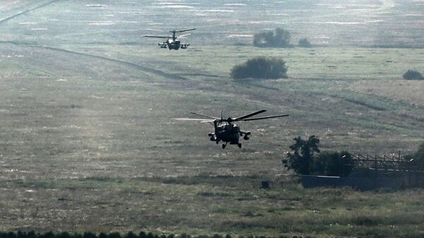 Helicópteros Ka-52 e Mi-28 bombardeiam área predeterminada durante operação especial russa - Sputnik Brasil