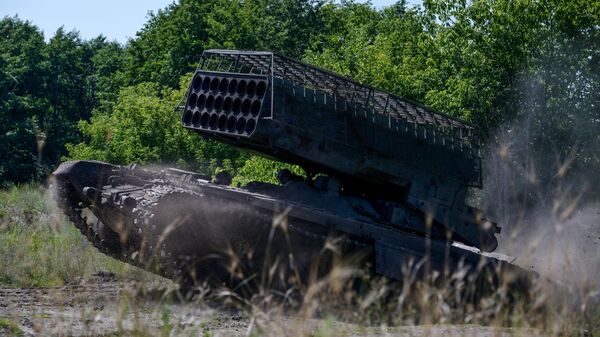 Lançador múltiplo de foguetes TOS-1 russo em ação na direção de Krasny Liman - Sputnik Brasil