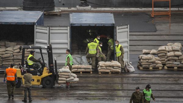 Soldados israelenses inspecionam contêineres descarregados do navio Klos-C (foto de arquivo) - Sputnik Brasil