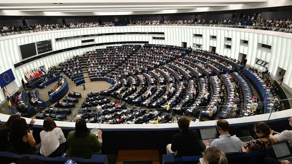 Membros do Parlamento Europeu participam de uma sessão de votação sobre a lei de restauração da natureza da UE durante uma sessão plenária no Parlamento Europeu em Estrasburgo, leste da França, 12 de julho de 2023 - Sputnik Brasil