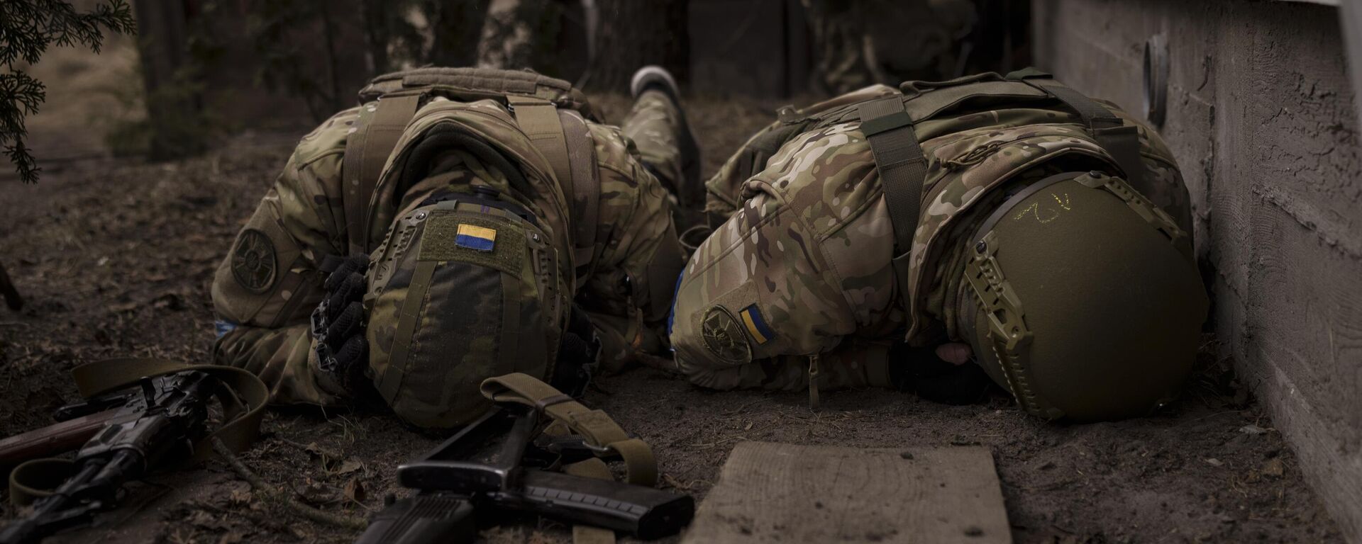Soldados ucranianos se protegem do fogo de artilharia russa nos arredores de Kiev. Ucrânia, 13 de março de 2022 - Sputnik Brasil, 1920, 17.10.2023