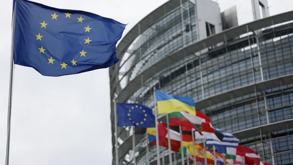Bandeira da União Europeia (à esquerda) hasteada no Parlamento Europeu, em Estrasburgo, França, em 18 de abril de 2023 - Sputnik Brasil