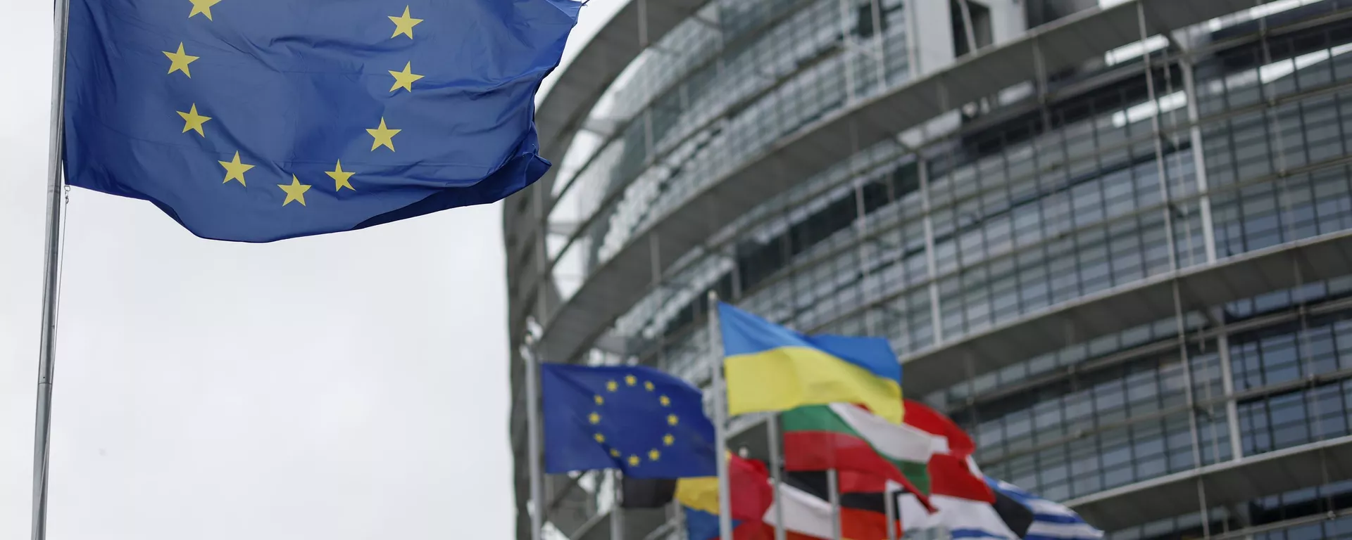 Bandeira da União Europeia (à esquerda) hasteada no Parlamento Europeu, em Estrasburgo, França, em 18 de abril de 2023 - Sputnik Brasil, 1920, 19.02.2025