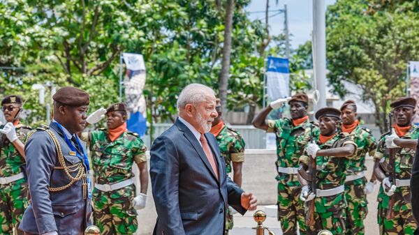 Luiz Inácio Lula da Silva, presidente do Brasil, chegando à sessão de abertura da XIV Conferência de Chefes de Estado e de Governo da Comunidade dos Países de Língua Portuguesa (CPLP), no Palácio dos Congressos, em São Tomé, capital de São Tomé e Príncipe, em 27 de agosto de 2023 - Sputnik Brasil