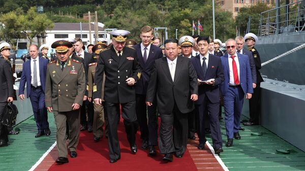 O líder da Coreia do Norte, Kim Jong-un, percorreu neste sábado (16) o interior da fragata Marshal Shaposhnikov da Frota russa do Pacífico,  que está ancorada no porto da cidade de Vladivostok, acompanhado pelo ministro da Defesa da Rússia, Sergei Shoigu. - Sputnik Brasil