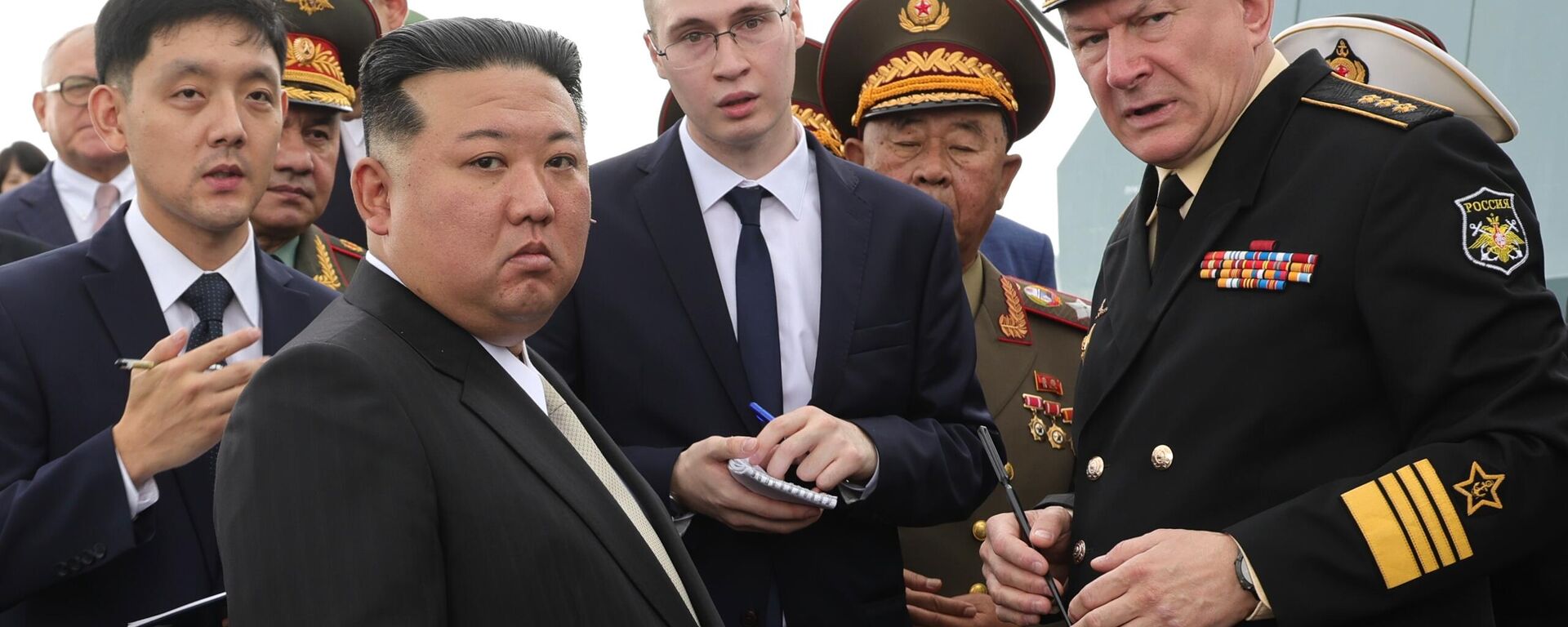 O líder da Coreia do Norte, Kim Jong-un, durante sua visita do interior da fragata Marshal Shaposhnikov da Frota russa do Pacífico - Sputnik Brasil, 1920, 13.01.2024