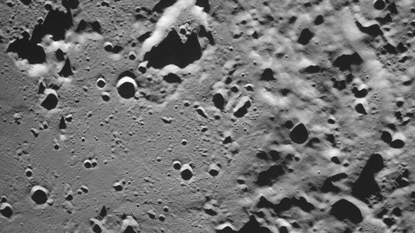 Imagem da cratera polar sul Zeeman no lado escuro da Lua captada pela estação interplanetária russa Luna-25, foto publicada em 17 de agosto de 2023 - Sputnik Brasil