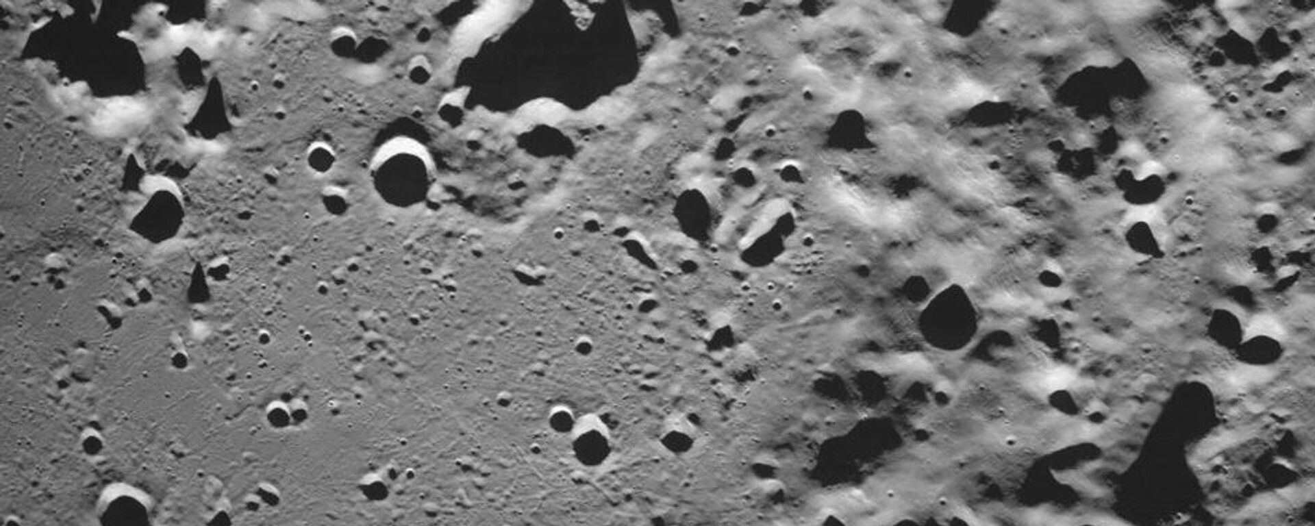 Imagem da cratera polar sul Zeeman no lado escuro da Lua captada pela estação interplanetária russa Luna-25, foto publicada em 17 de agosto de 2023 - Sputnik Brasil, 1920, 16.09.2023