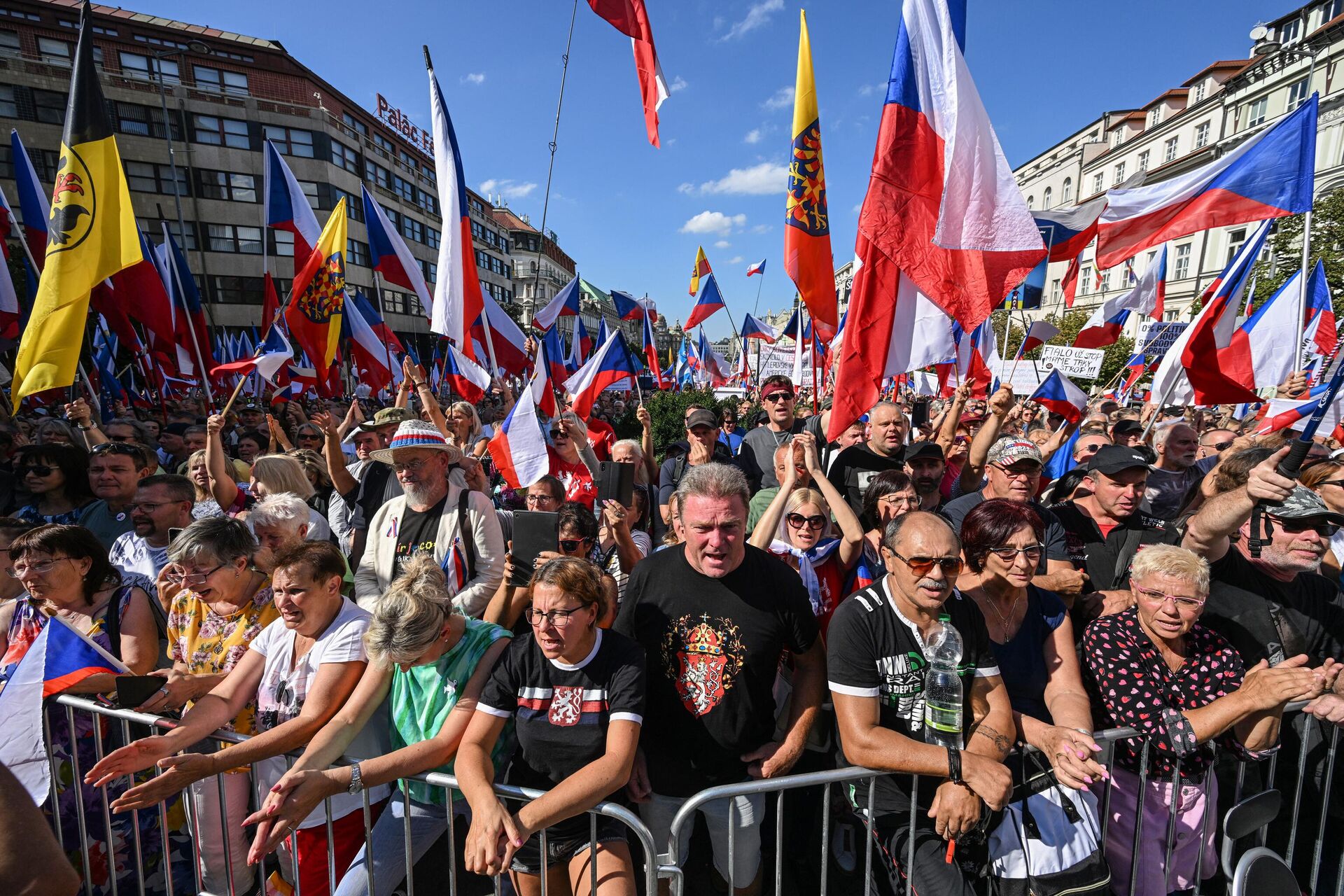 Milhares de pessoas seguram bandeiras nacionais tchecas durante uma manifestação antigovernamental em Praga, 16 de setembro de 2023 - Sputnik Brasil, 1920, 16.09.2023