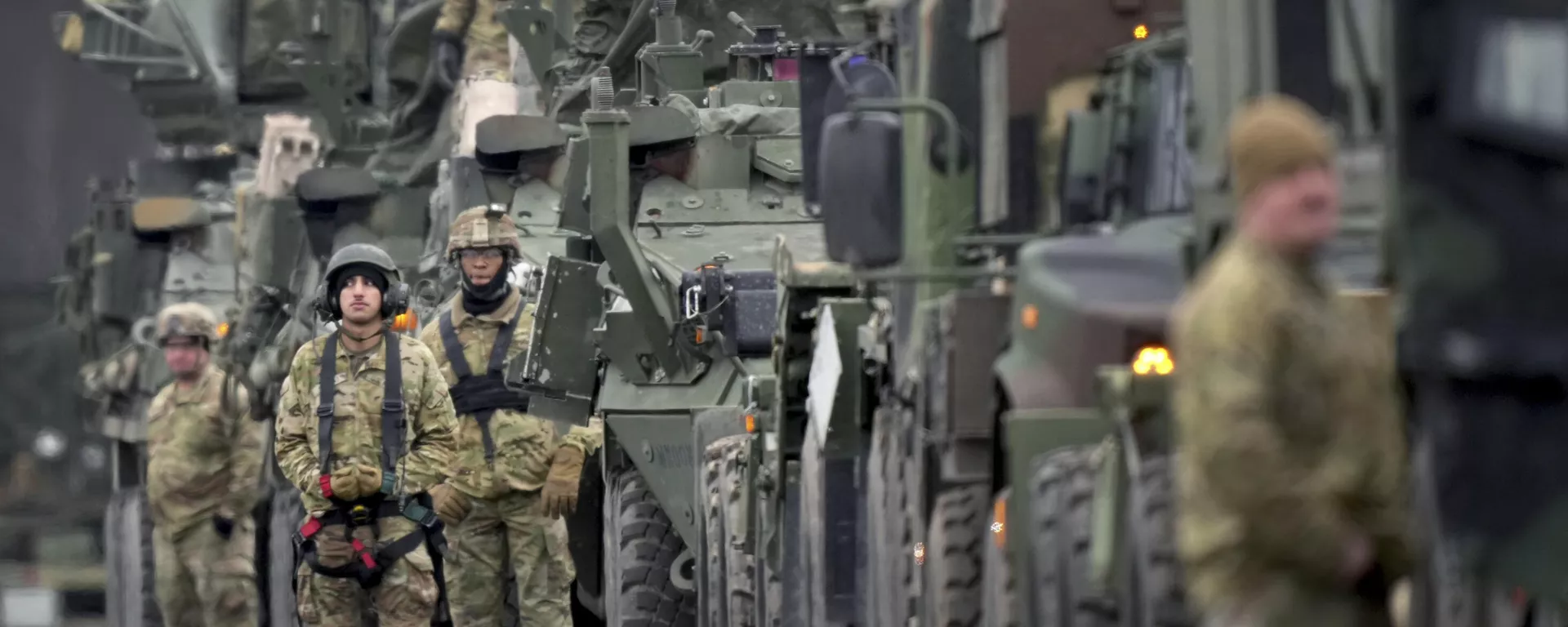 Soldados do 2º Regimento de Cavalaria da OTAN alinham veículos no campo de aviação militar em Vilseck, Alemanha, 9 de fevereiro de 2022 - Sputnik Brasil, 1920, 13.07.2024