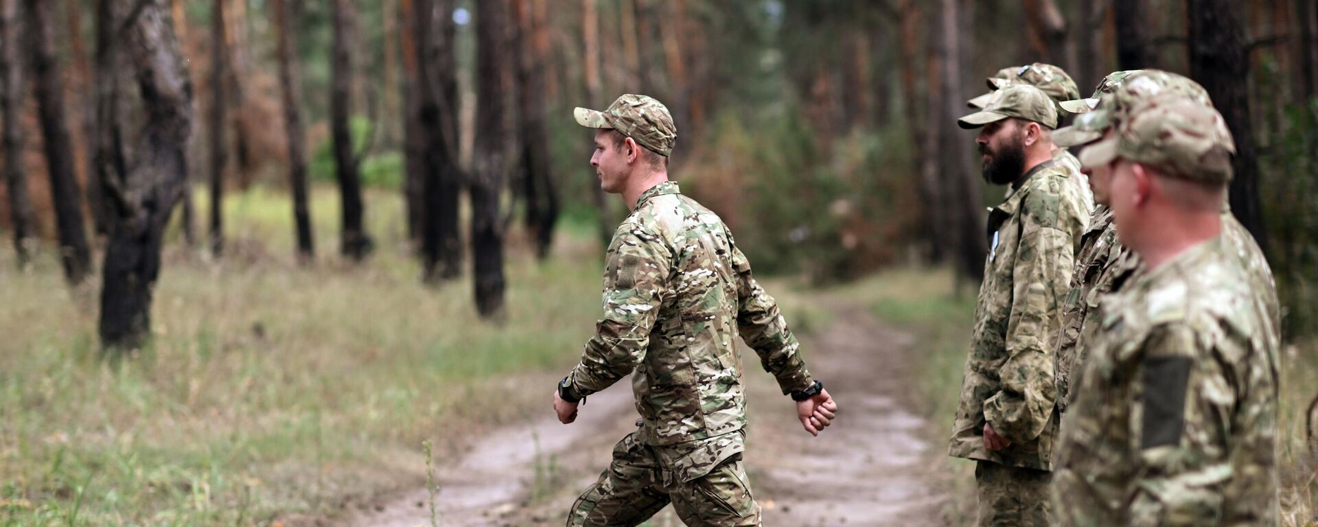 Soldados da 31ª Brigada de Assalto Aerotransportada de Guardas Independentes das Forças Armadas da Rússia, durante cerimônia de honras de Estado no território da República Popular de Lugansk, foto publicada em 8 de setembro de 2023 - Sputnik Brasil, 1920, 17.09.2023