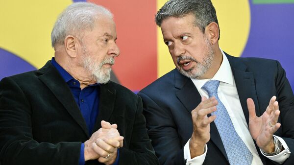 O presidente brasileiro Luiz Inácio Lula da Silva (E) e o presidente da Câmara dos Deputados Arthur Lira conversam durante a assinatura da nova lei que aumenta o reajuste anual do salário mínimo no Palácio do Planalto, em Brasília, em 28 de agosto de 2023 - Sputnik Brasil