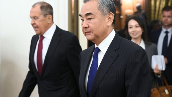 Sergei Lavrov, ministro das Relações Exteriores da Rússia (à esquerda), e Wang Yi, Wang Yi, chefe da Comissão de Relações Exteriores do Comitê Central do Partido Comunista da China, durante reunião em Moscou, Rússia, 18 de setembro de 2023 - Sputnik Brasil