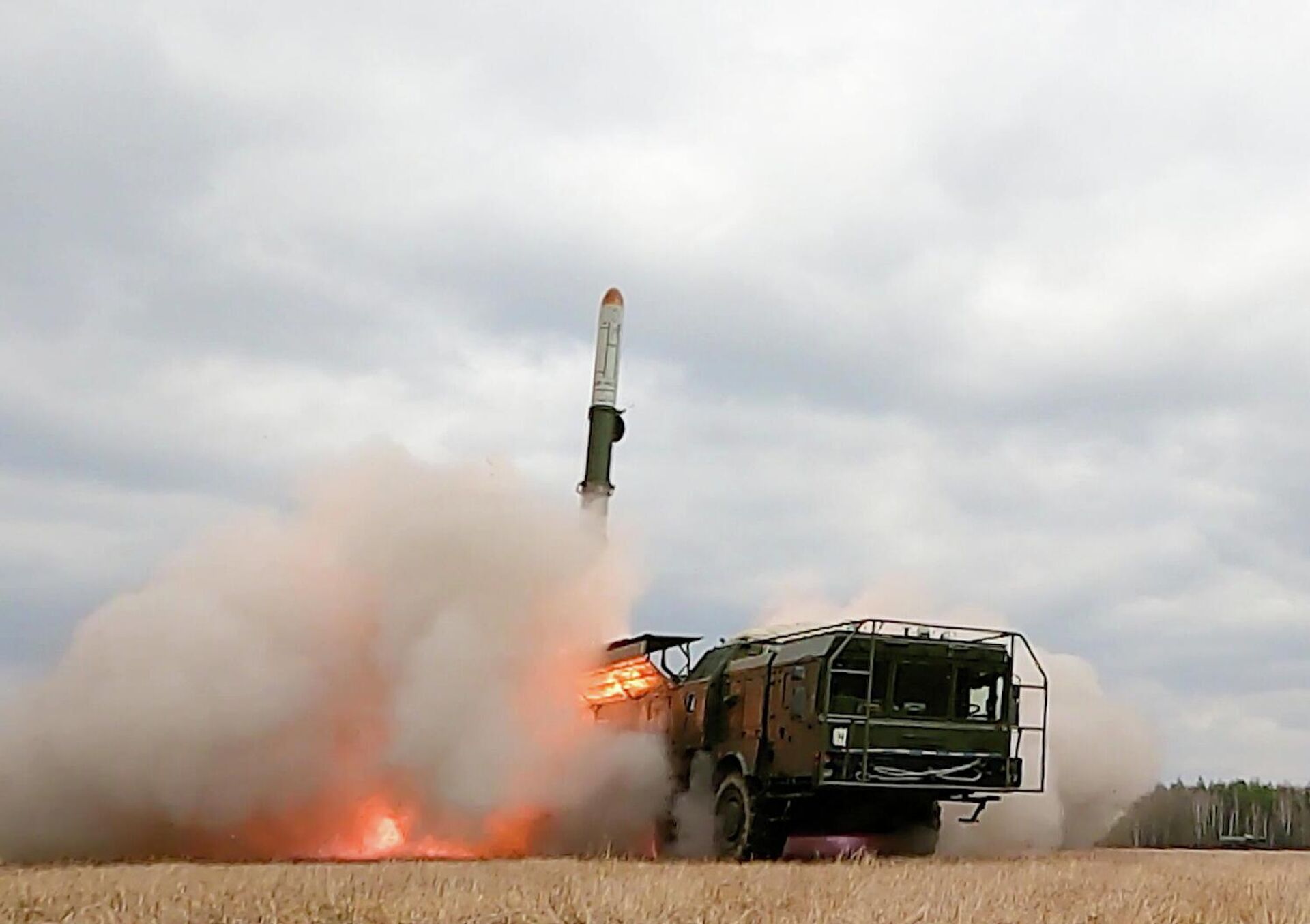 O sistema de mísseis balísticos de curto alcance Iskander é usado durante a operação militar especial russa na Ucrânia O sistema de mísseis balísticos de curto alcance Iskander é usado durante a operação militar especial russa na Ucrânia