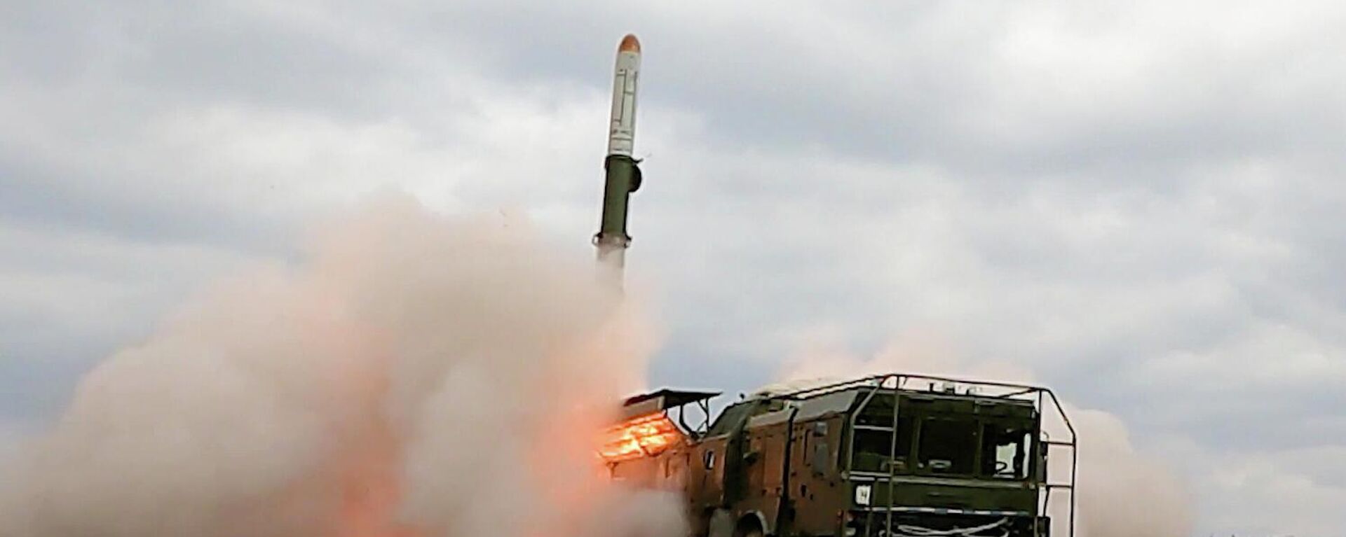 O sistema de mísseis balísticos de curto alcance Iskander é usado durante a operação militar especial russa na Ucrânia - Sputnik Brasil, 1920, 19.09.2023