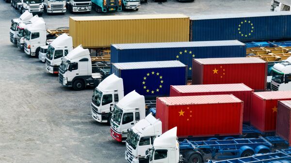 Caminhões com a bandeira da China e da UE - Sputnik Brasil