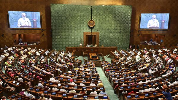 Câmara baixa indiana, Lok Sabha, aprova lei que cria reserva de 33% das vagas no Parlamento para mulheres - Sputnik Brasil