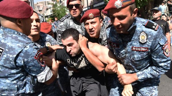 Forças de segurança detêm manifestante em meio à escalada das tensões em Nagorno-Karabakh - Sputnik Brasil