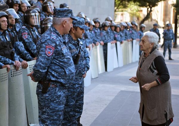 Manifestantes e policiais na praça da República em Yerevan, em meio à escalada da situação em Nagorno-Karabakh. - Sputnik Brasil