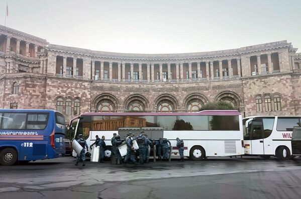 Policiais vigiam praça da República em Yerevan. - Sputnik Brasil