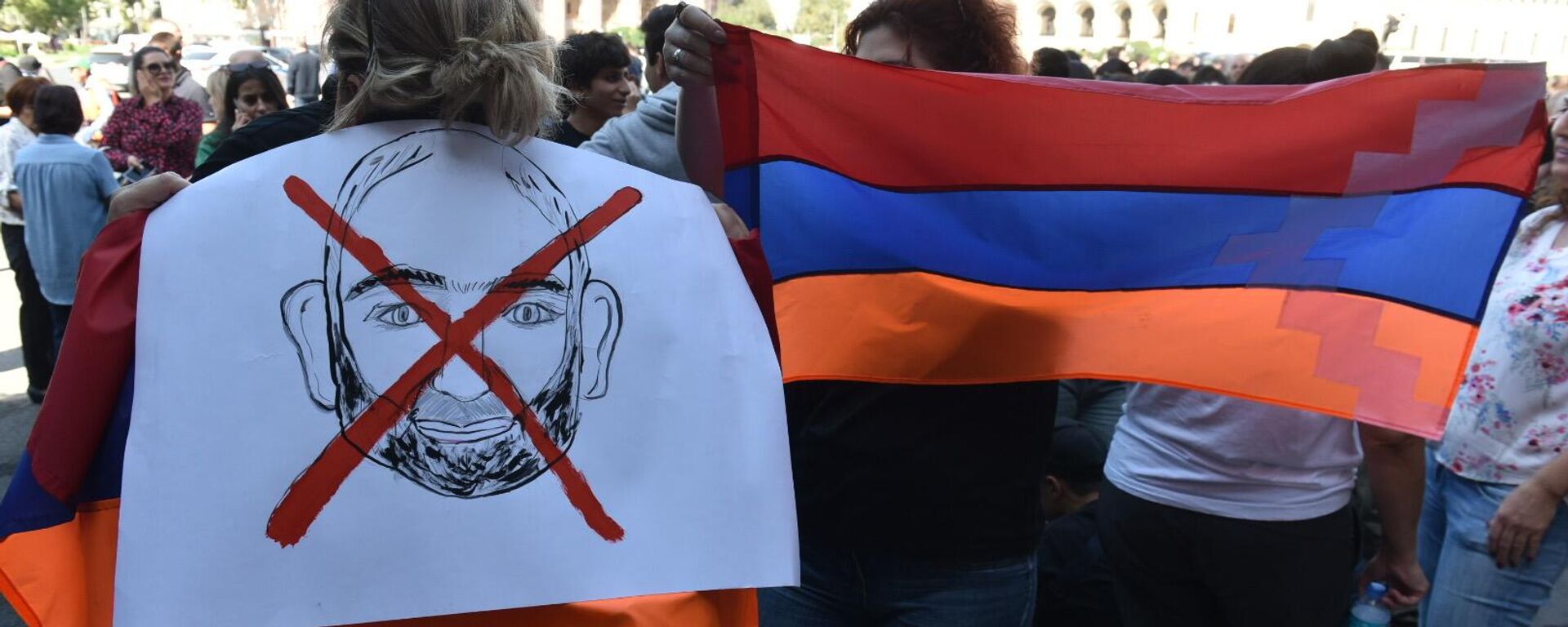Manifestantes protestam na praça da República na capital da Armênia, Yerevan, em meio à escalada das tensões em Nagorno-Karabakh  - Sputnik Brasil, 1920, 29.06.2025