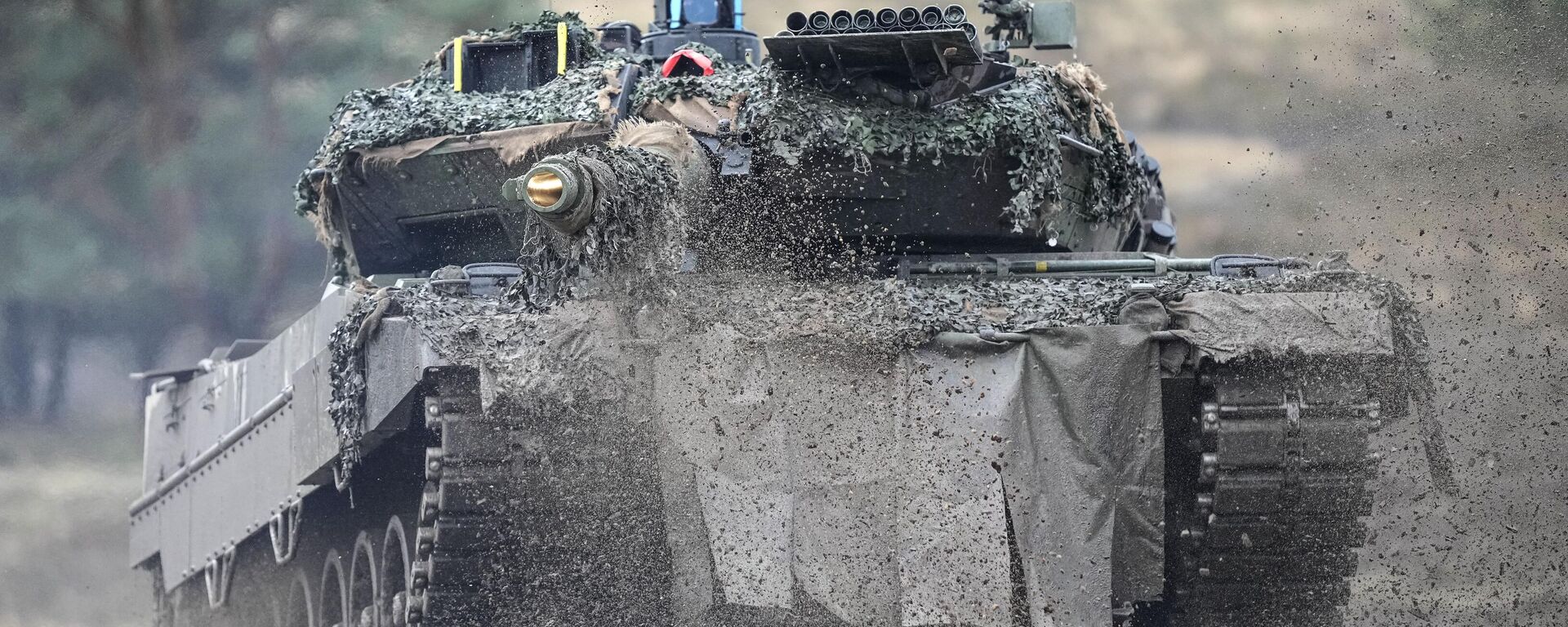 Tanque Leopard 2 durante visita de Boris Pistorius, ministro da Defesa alemão (fora da foto), ao batalhão de tanques 203 das Forças Armadas da Alemanha no Quartel do Marechal de Campo Rommel em Augustdorf, Alemanha, 1º de fevereiro de 2023 - Sputnik Brasil, 1920, 10.11.2023
